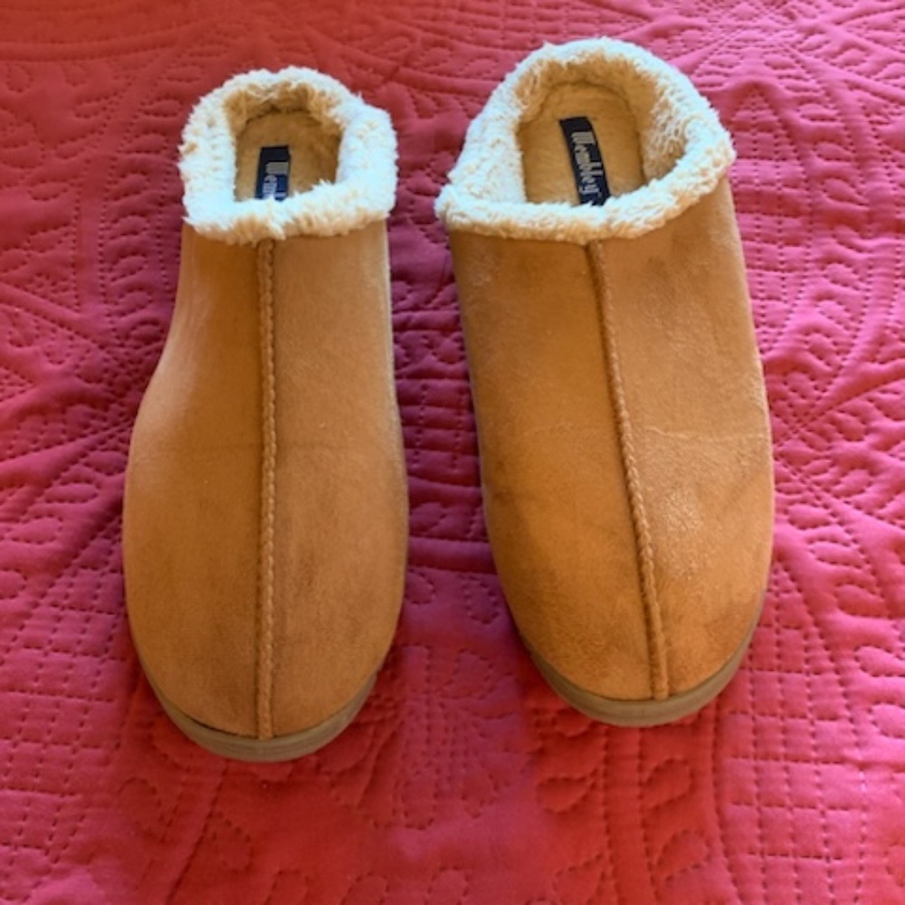 Wembley New  slippers,  new, tan color XXL 13-14